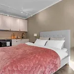 Supercentral City Apartment Eik